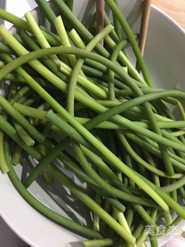 蒜苔鸡蛋虾米五花肉海带包子的做法步骤:19