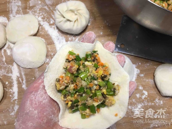 蒜苔鸡蛋虾米五花肉海带包子的做法步骤:19