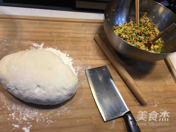 蒜苔鸡蛋虾米五花肉海带包子的做法步骤:19
