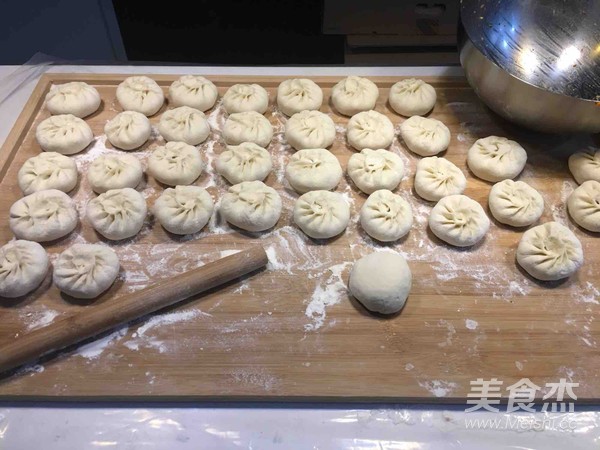 蒜苔鸡蛋虾米五花肉海带包子的做法步骤:19