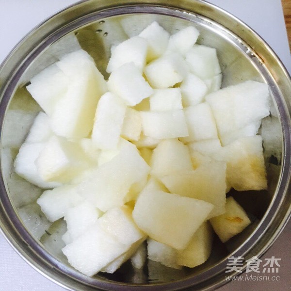 冰糖雪梨的做法步骤：1