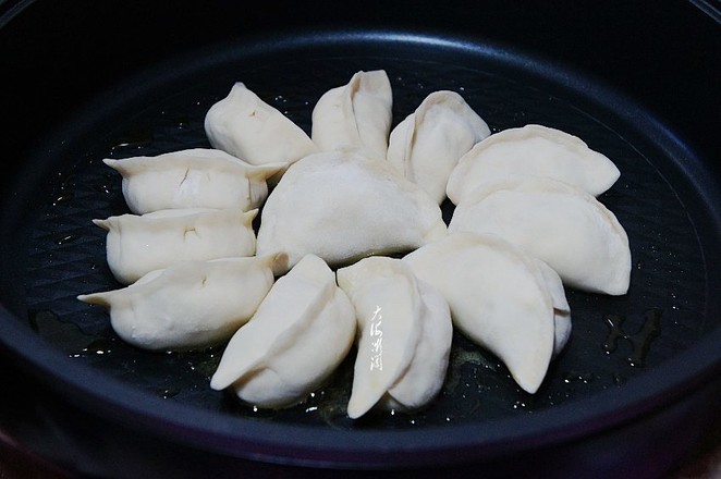 白菜香菇素馅水煎饺的做法步骤:9