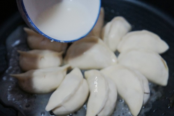 白菜香菇素馅水煎饺的做法步骤:10