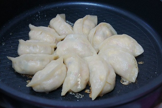 白菜香菇素馅水煎饺的做法步骤:11