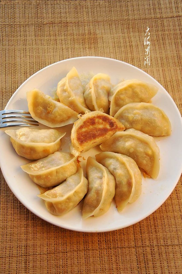 白菜香菇素馅水煎饺的做法步骤:13