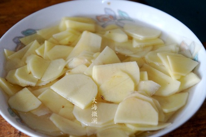 青椒炒土豆片的做法步骤:2