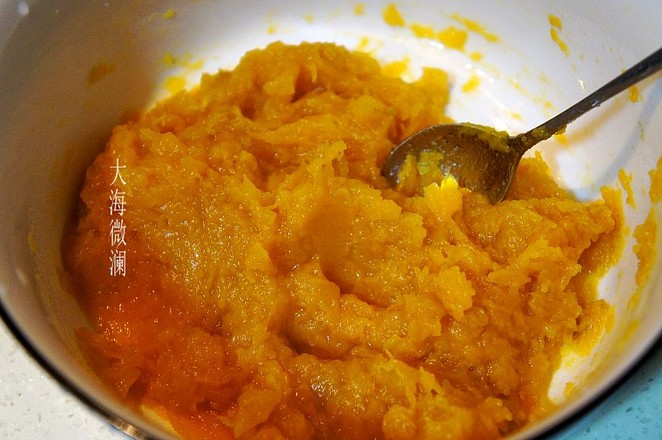 南瓜发面花卷的做法步骤：1
