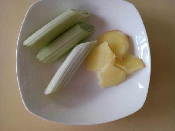 玉米莲藕排骨汤的做法步骤:5