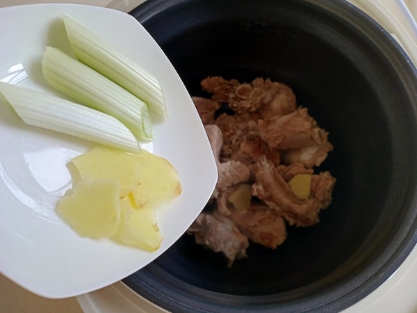 玉米莲藕排骨汤的做法步骤:6