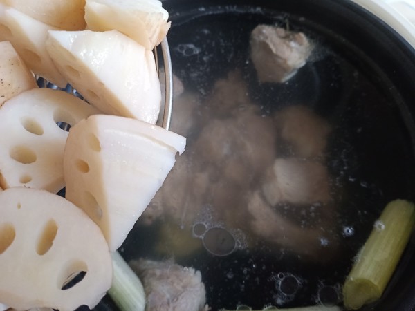 玉米莲藕排骨汤的做法步骤:13