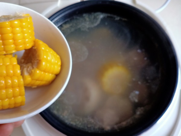 玉米莲藕排骨汤的做法步骤:14