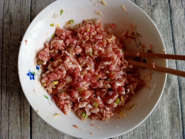 西葫芦肉馅包子的做法步骤:7