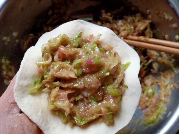 西葫芦肉馅包子的做法步骤:13