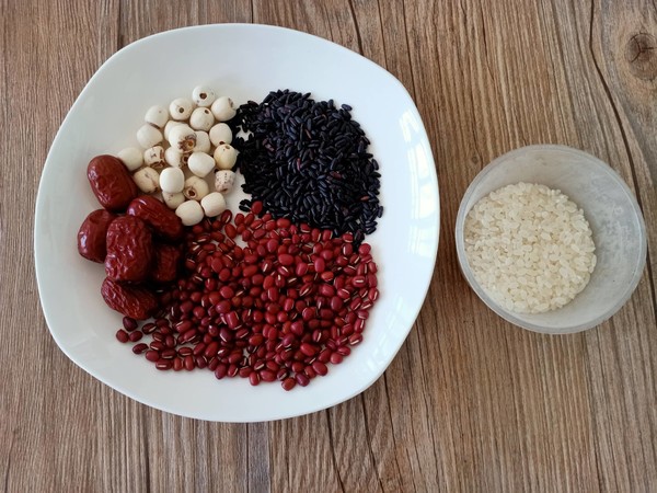 黑米红豆莲子粥的做法步骤:2