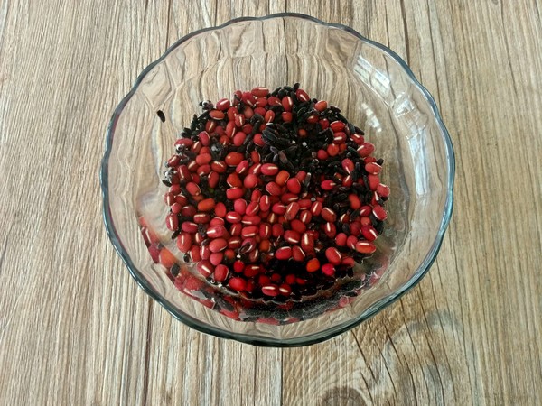 黑米红豆莲子粥的做法步骤:3