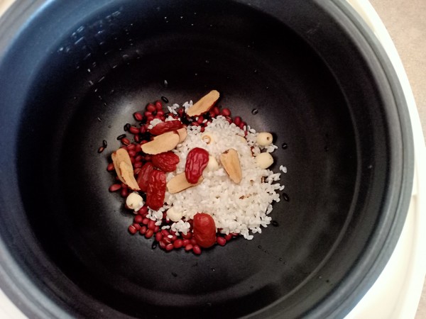 黑米红豆莲子粥的做法步骤:7