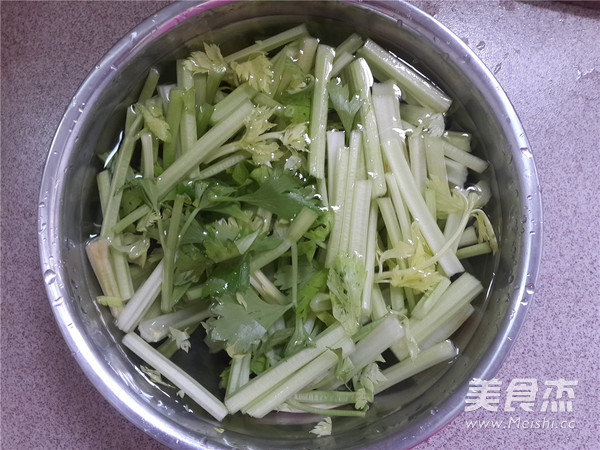 芹菜红椒炒肉片的做法步骤：1