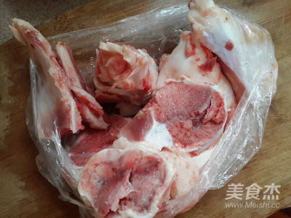 筒骨莲藕汤的做法步骤：1