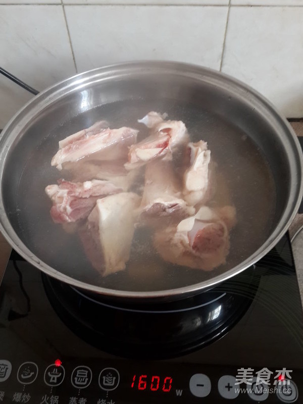 筒骨莲藕汤的做法步骤:3