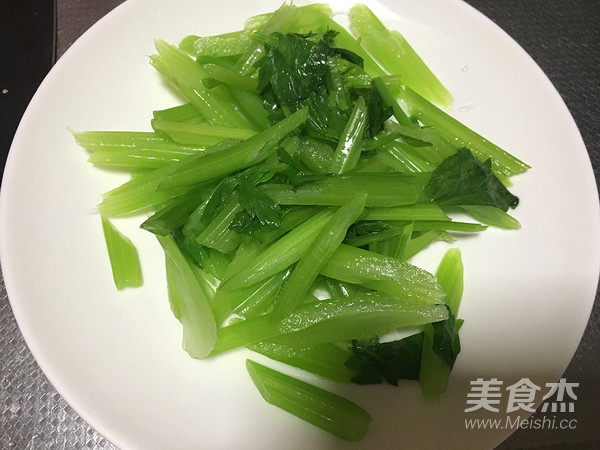 芹菜炒虾仁的做法步骤：5