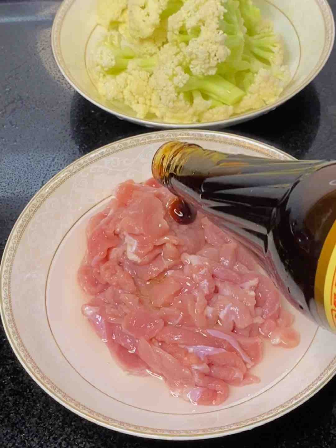 家常花菜这样炒，肉嫩菜脆，少油更美味的做法步骤：2