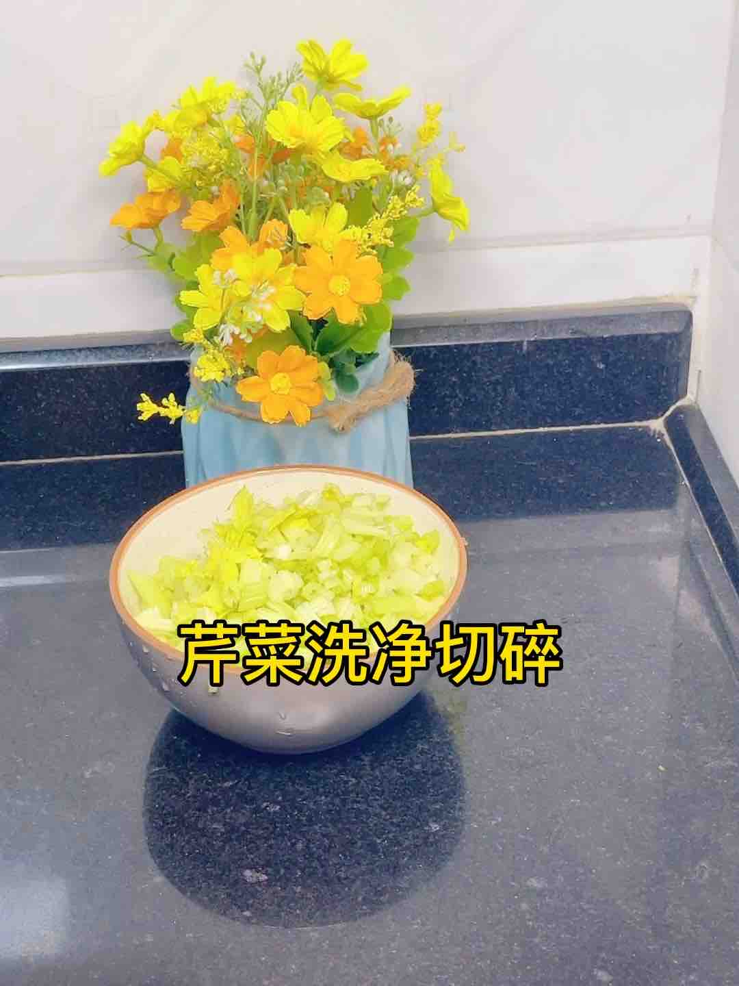 芹菜牛肉丸子汤，Q弹又清香，搭上馅饼，的做法步骤：2