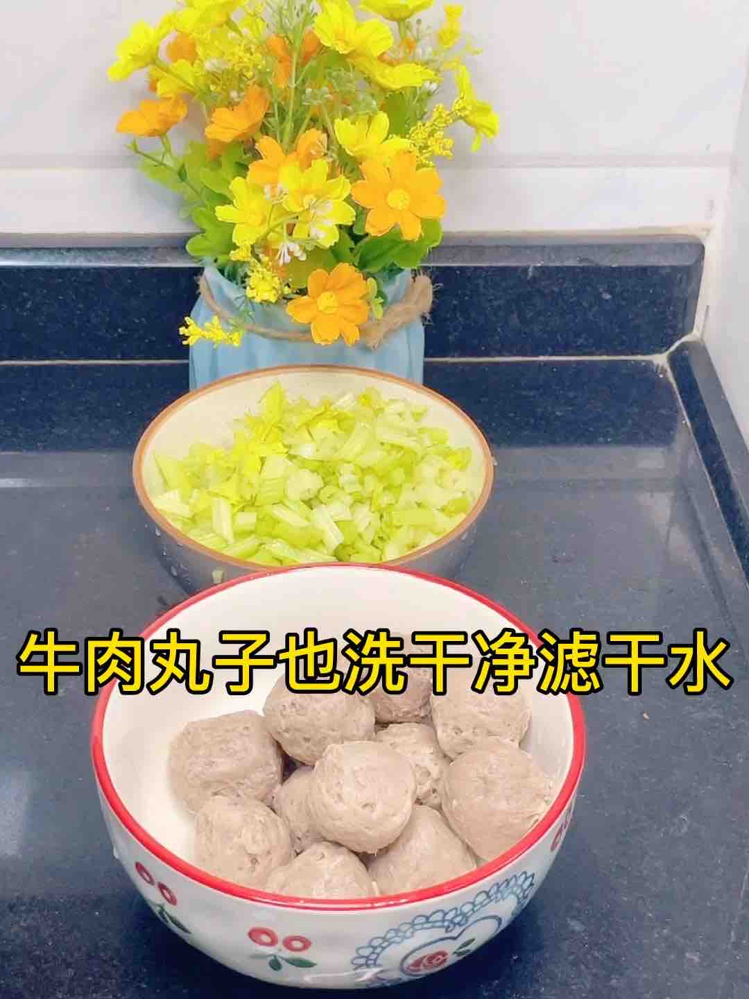 芹菜牛肉丸子汤，Q弹又清香，搭上馅饼，的做法步骤：3