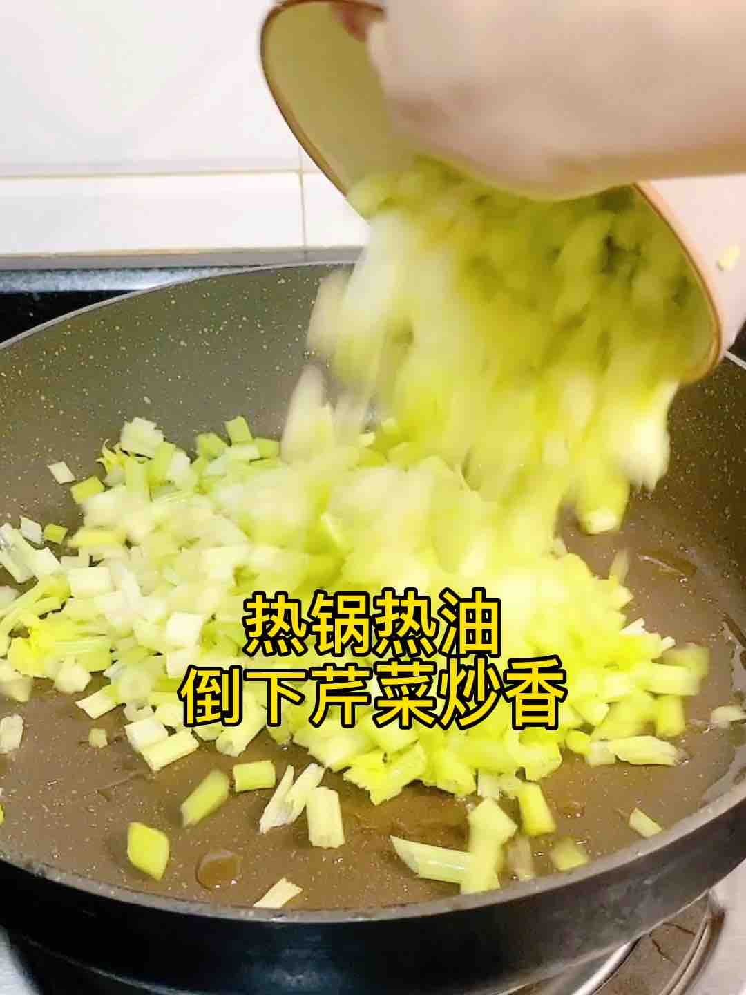 芹菜牛肉丸子汤，Q弹又清香，搭上馅饼，的做法步骤：4