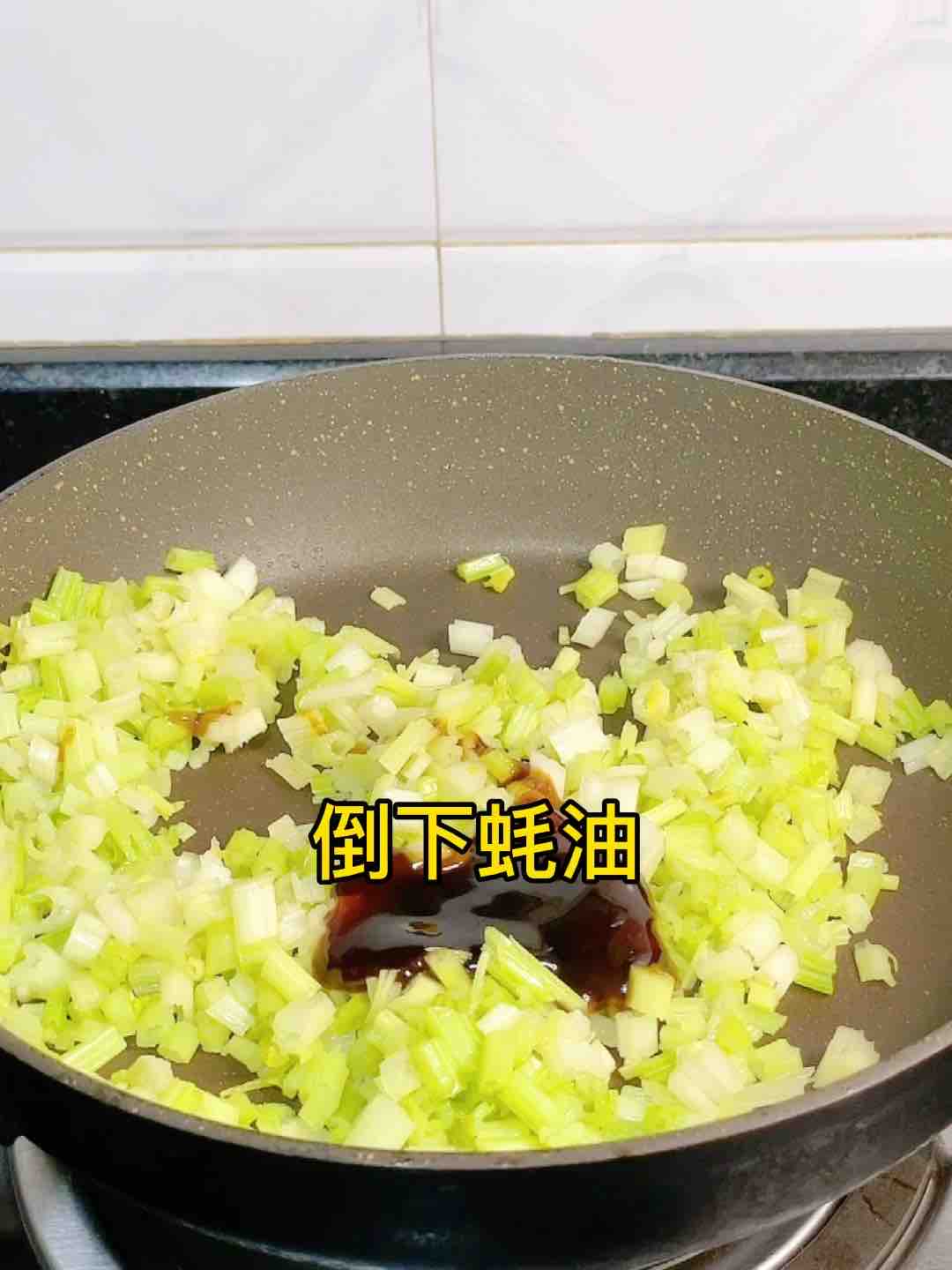 芹菜牛肉丸子汤，Q弹又清香，搭上馅饼，的做法步骤：5