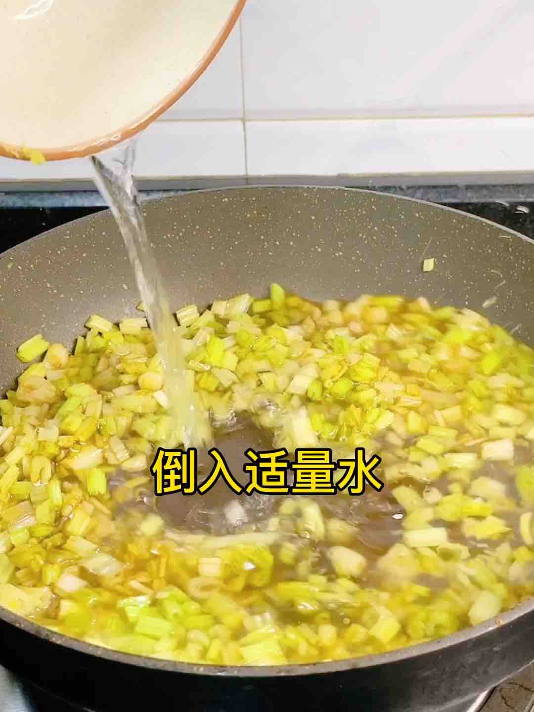 芹菜牛肉丸子汤，Q弹又清香，搭上馅饼，的做法步骤：6