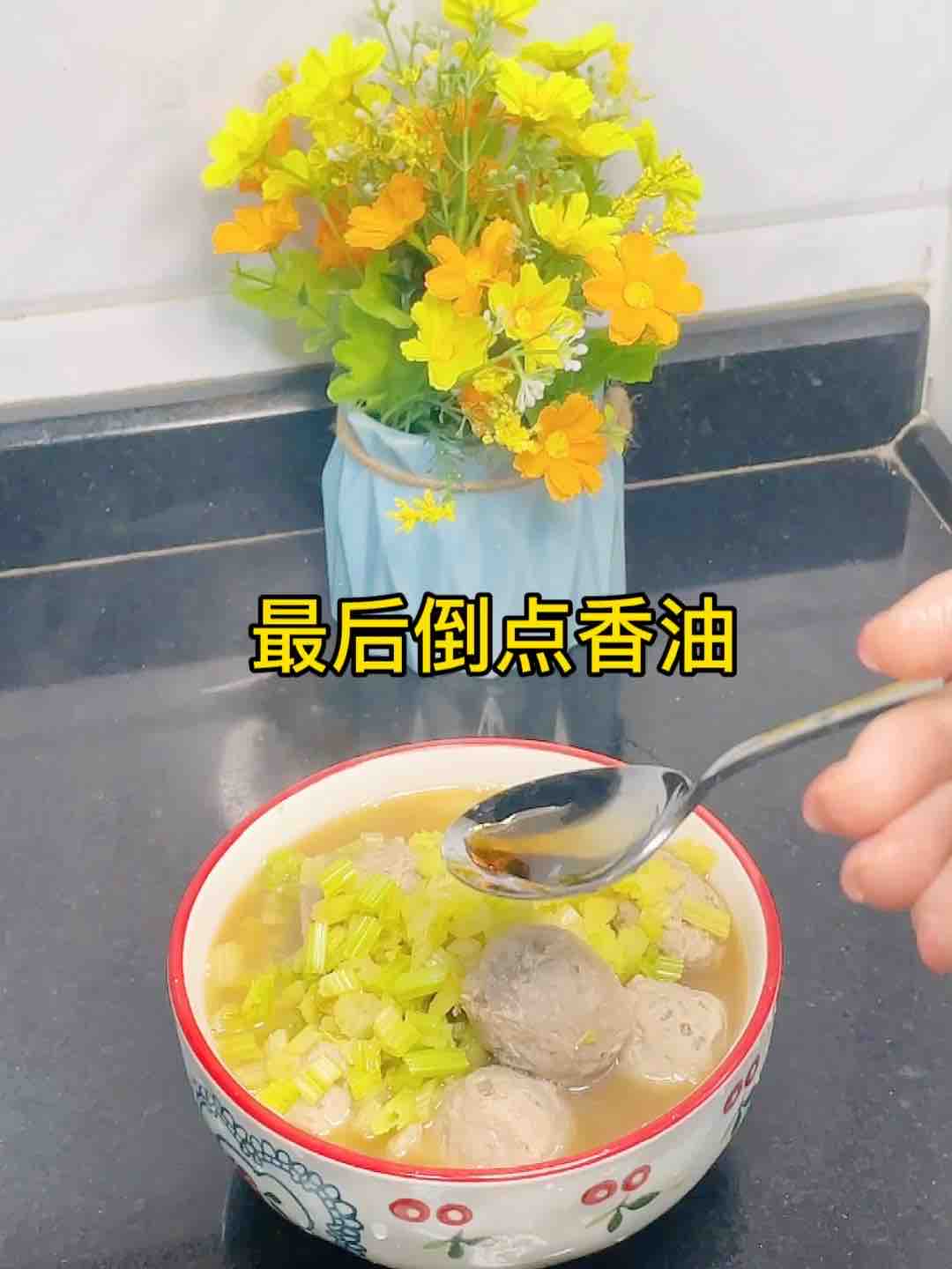 芹菜牛肉丸子汤，Q弹又清香，搭上馅饼，的做法步骤：10