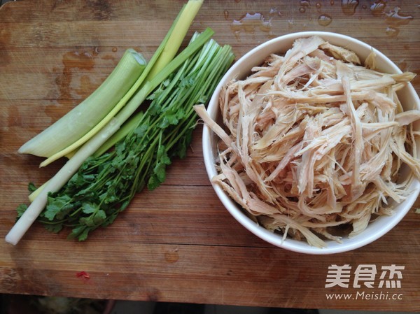 鸡丝汤面，十分钟早餐轻松做起的做法步骤：1