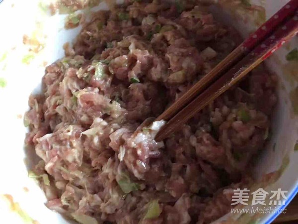 蒸包子的做法步骤：1
