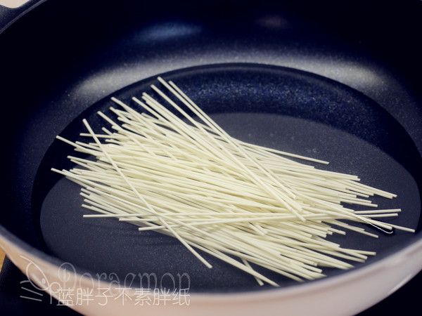 深夜食堂之虾仁炒面的做法步骤:2