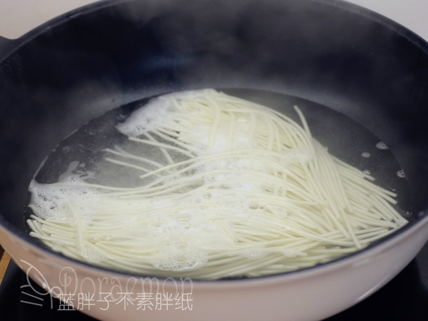 深夜食堂之虾仁炒面的做法步骤:3