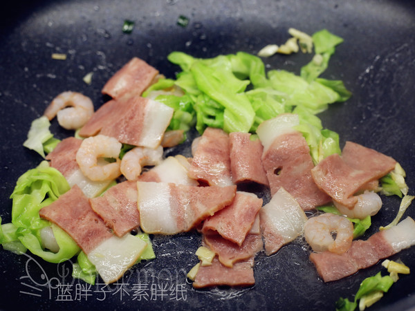 深夜食堂之虾仁炒面的做法步骤:6