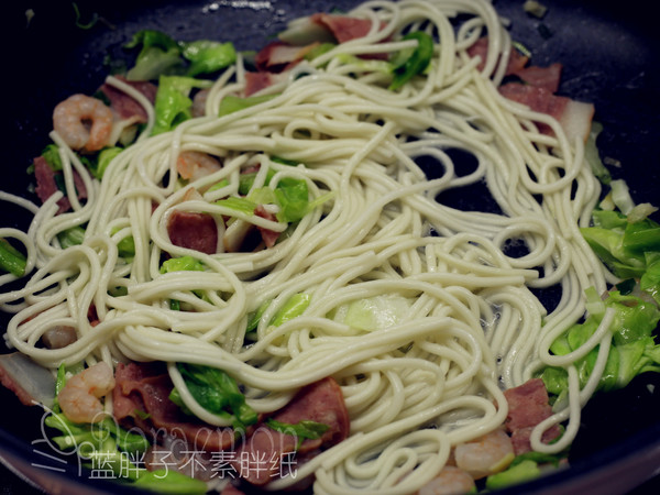 深夜食堂之虾仁炒面的做法步骤:7