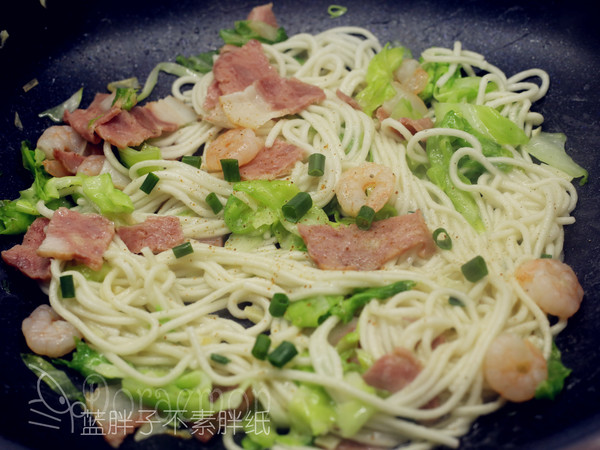 深夜食堂之虾仁炒面的做法步骤:8