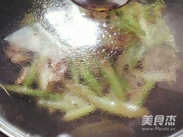 芹菜炒鸭肉的做法步骤：10