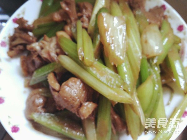 芹菜炒鸭肉的做法步骤：12