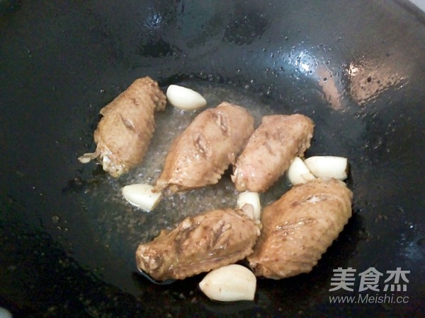 鸡翅烧时蔬的做法步骤:3