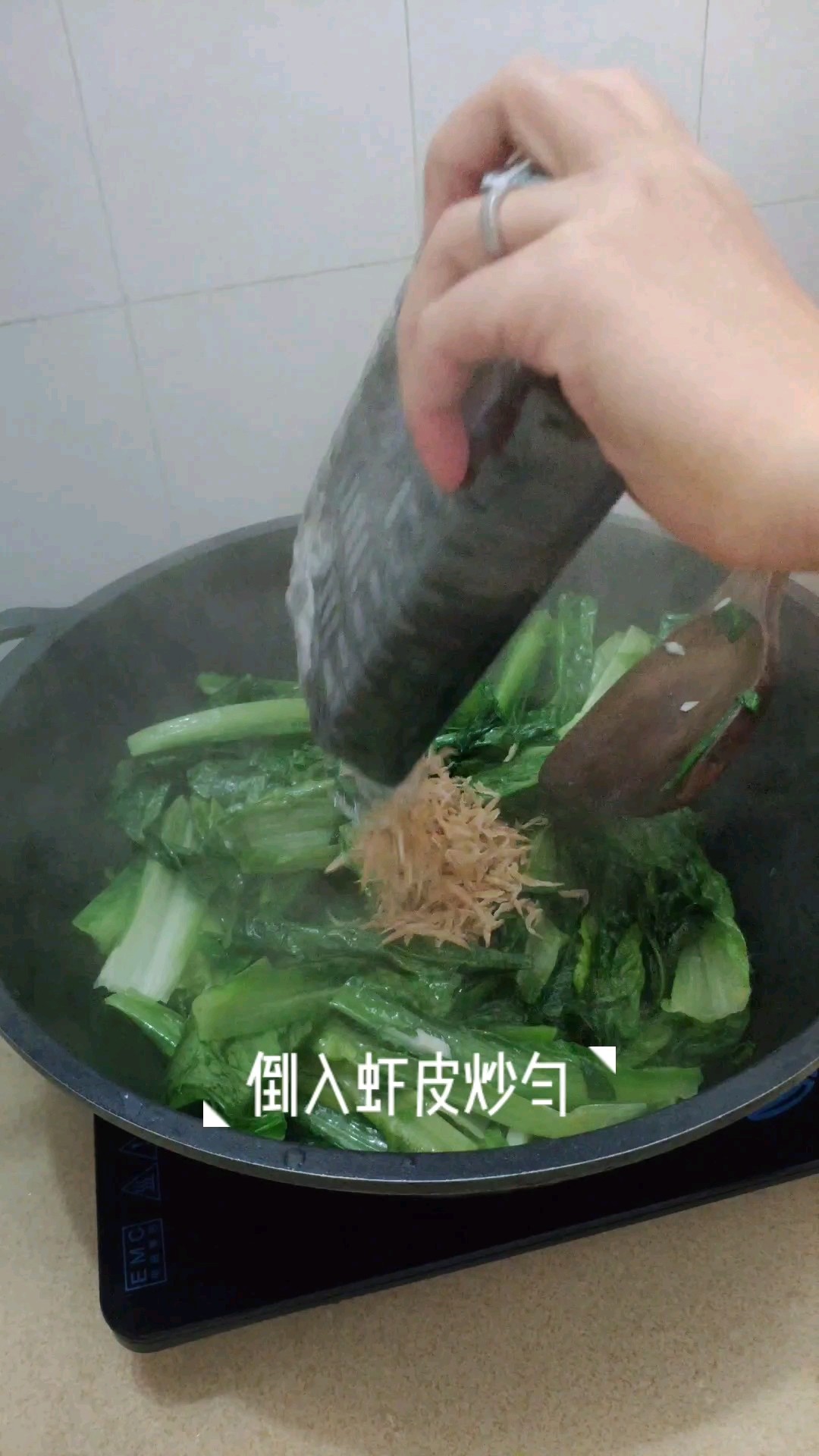 虾皮炒油麦菜的做法步骤：3