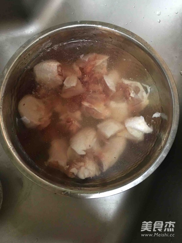 土豆烧鸡块的做法步骤:1