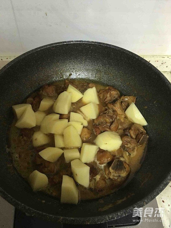 土豆烧鸡块的做法步骤:7