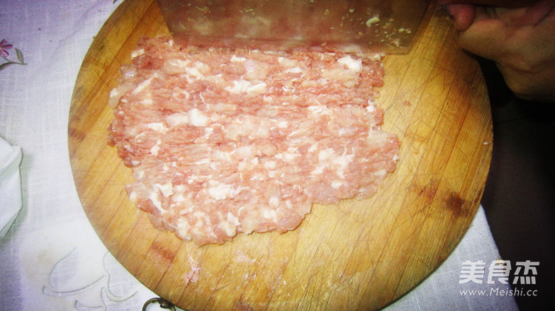 鲜肉大葱小笼包的做法步骤：1