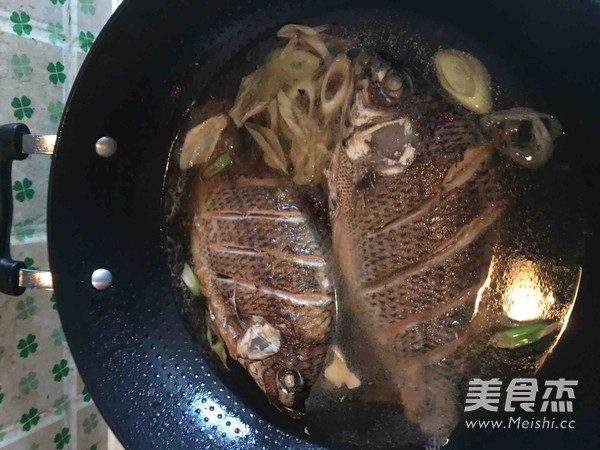 蒜香罗非鱼的做法步骤:7