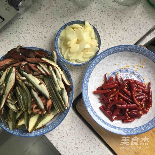 舌尖上的野生菌|爆炒见手青的做法步骤：2