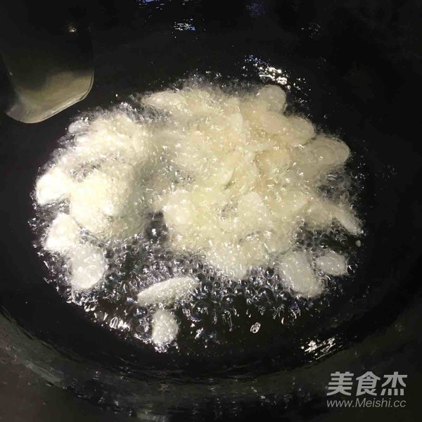 舌尖上的野生菌|爆炒见手青的做法步骤：4