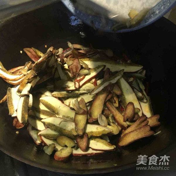 舌尖上的野生菌|爆炒见手青的做法步骤：6