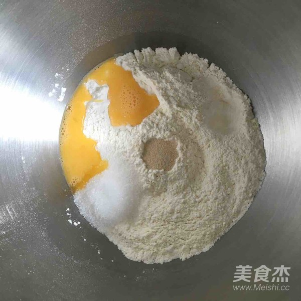 椰蓉葡萄干面包卷的做法步骤:3